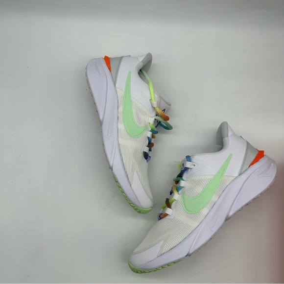Nike Star Runner NN SE (GS) Sneaker in white/vapor green photon